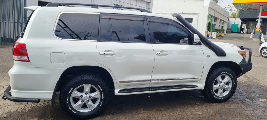 Toyota Land Cruiser 200 series photo 3