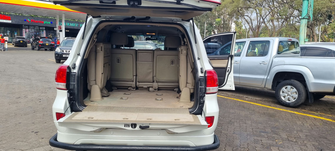 Toyota Land Cruiser 200 series photo 4