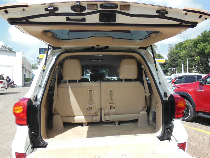 Toyota Land Cruiser VX 202 Series photo 11
