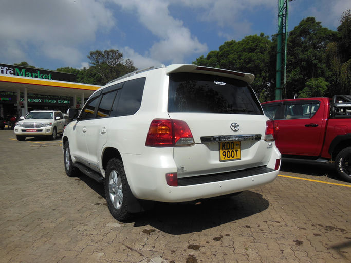 Toyota Land Cruiser VX 202 Series photo 2