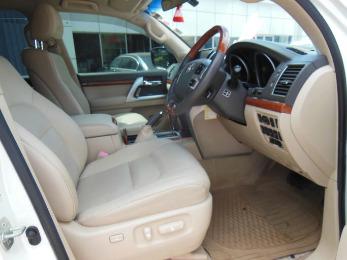Toyota Land Cruiser VX 202 Series photo 5